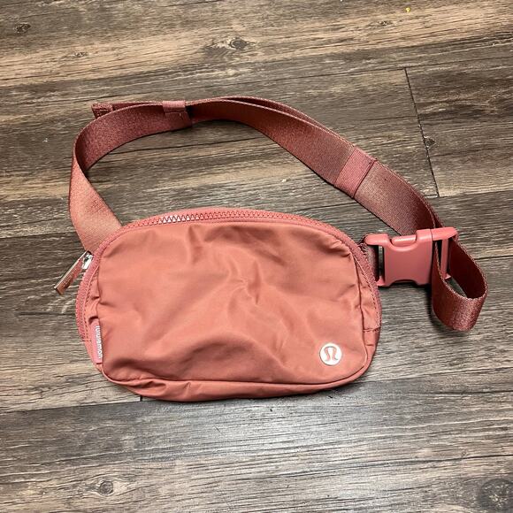 Lululemon Everywhere Belt Bag 1L Pink Pastel Crossbody Water Repellent Travel - Picture 3 of 9